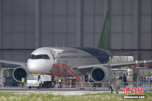 5月4日，一架國產(chǎn)大飛機(jī)C919在機(jī)庫內(nèi)做首飛前最后的準(zhǔn)備。中新社記者 張亨偉 攝